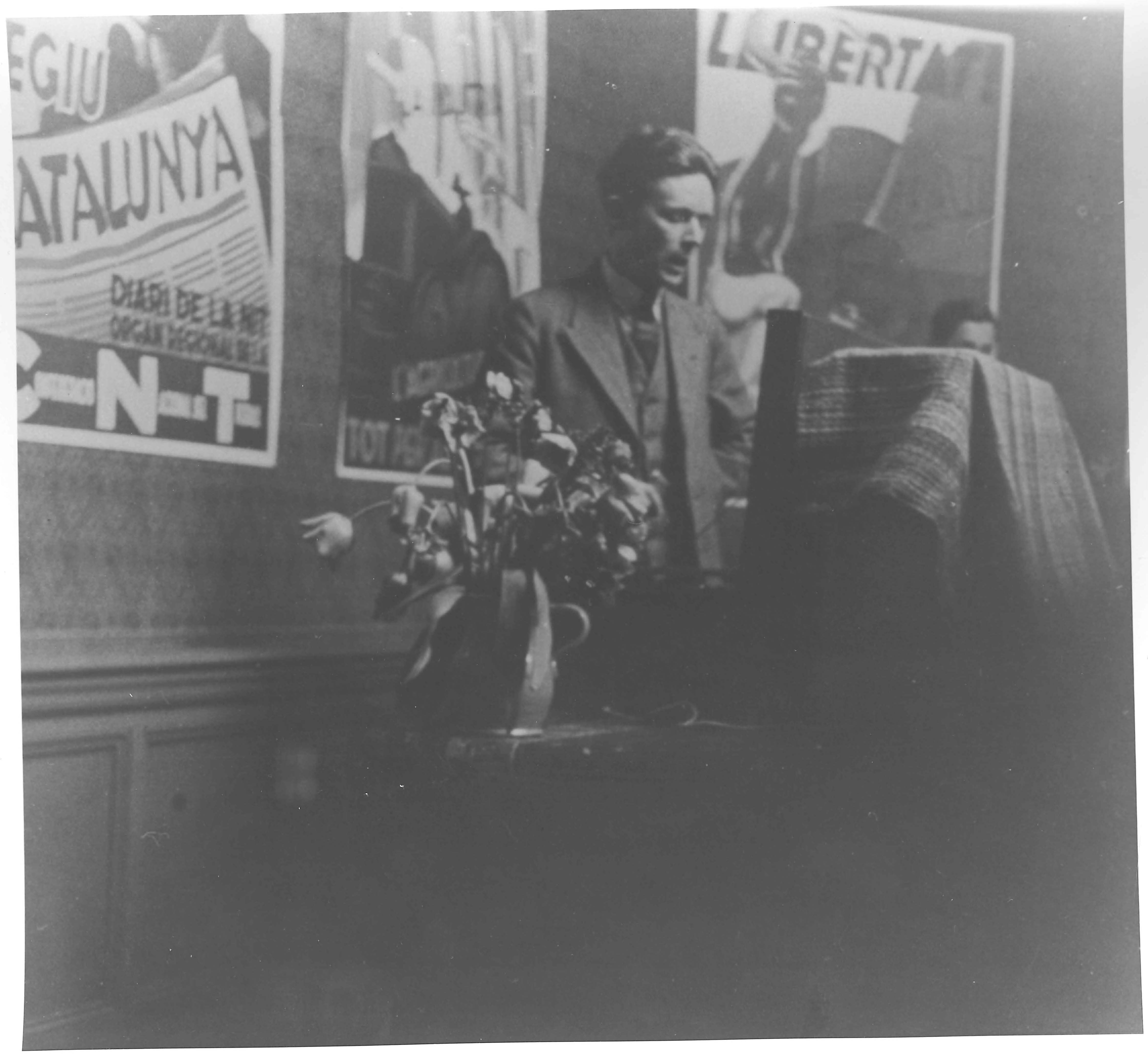 8. Hendrik de Vries spreekt een publiek toe bij de opening van een tentoonstelling van Spaanse affiches in Den Haag (1936)8. Hendrik de Vries addresses an audience during the opening of an exhibition of Spanish posters in The Hague (1936)