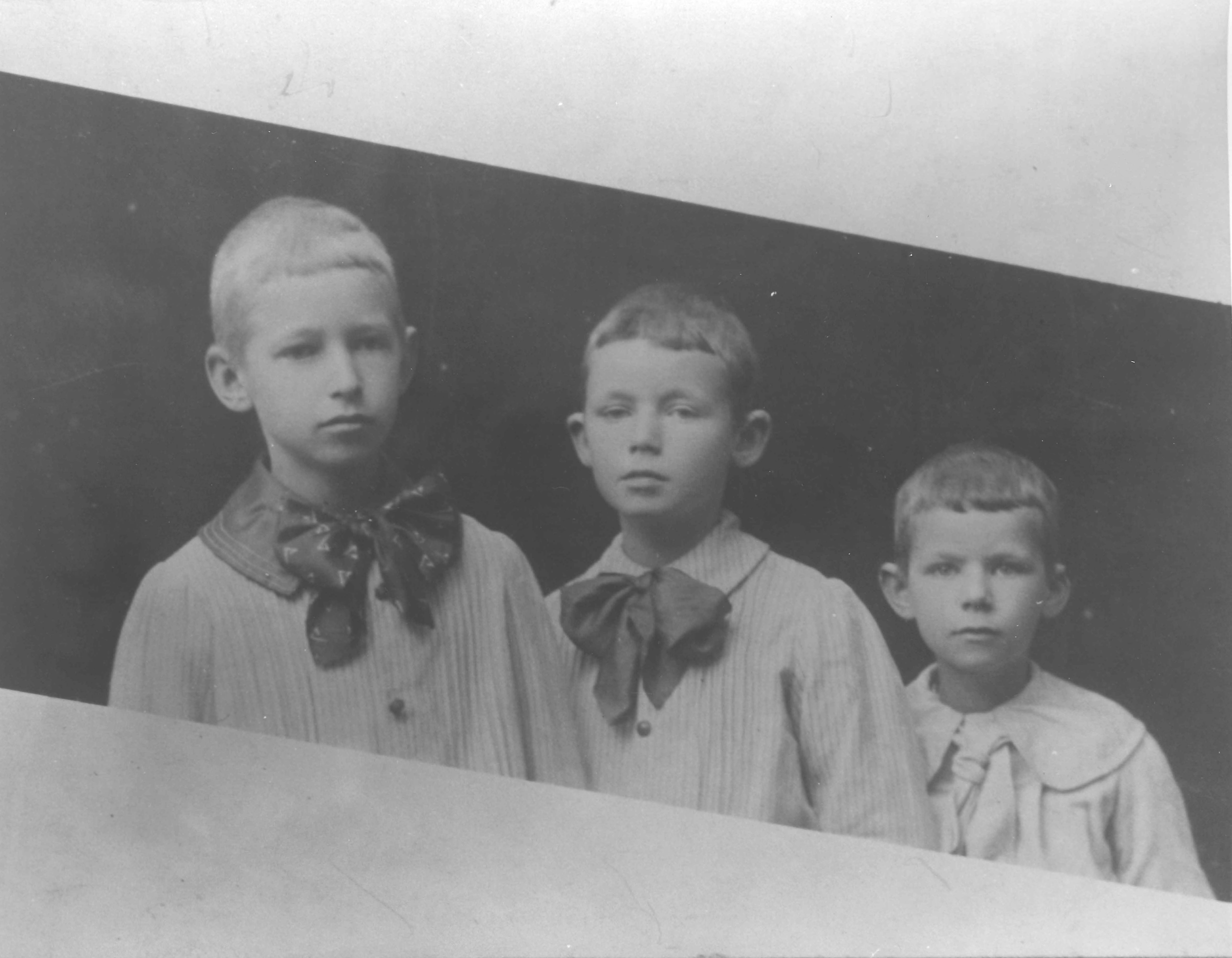 22. De Vries (midden) met zijn broers Rendert (links) en Herman (rechts)22. De Vries (middle) with his brothers Rendert (left) and Herman (right)