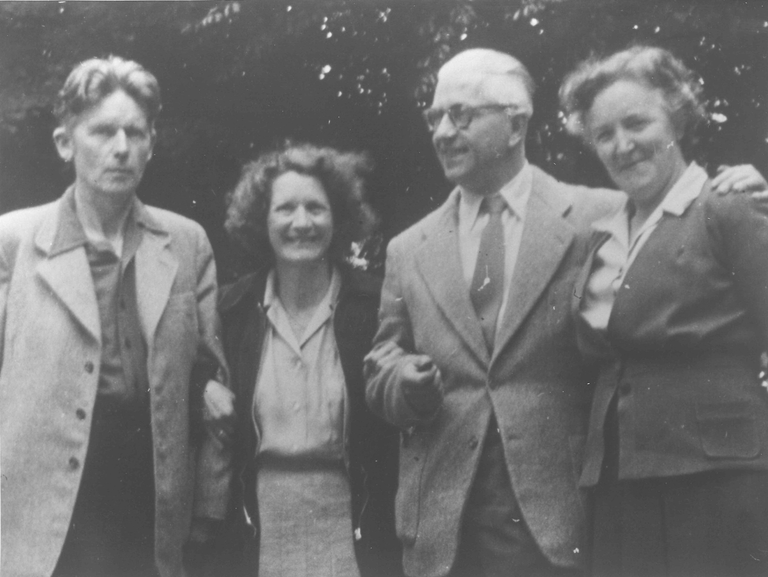 25. Hendrik de Vries en Riek van der Zee met de bevriende dichter Gerrit Achterberg en zijn vrouw (1957)