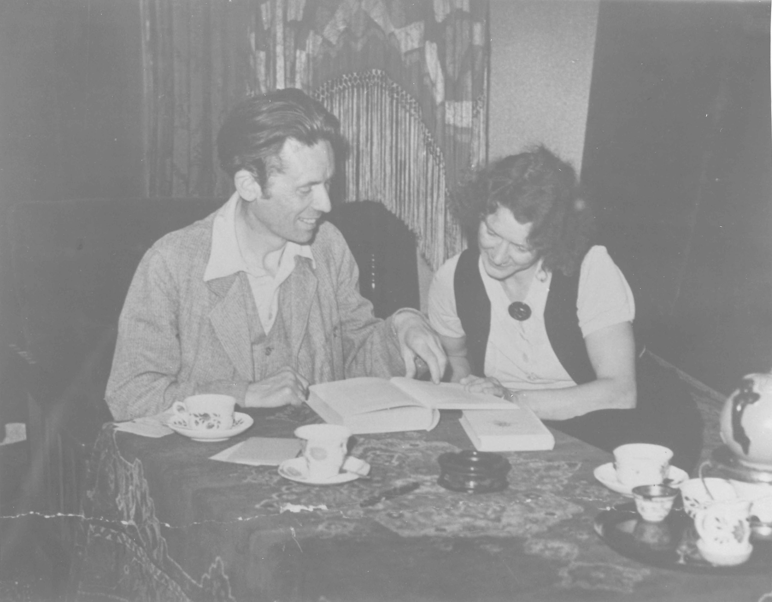 19. Hendrik de Vries en Riek van der Zee in hun Harense woning die ze ’t Woeste hoekje hadden genoemd (1946)
