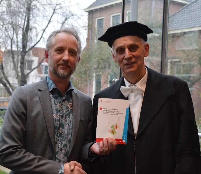 Tiemen Folkers (UGP) hands over the inaugural lecture booklet to Bert Groenewoudt